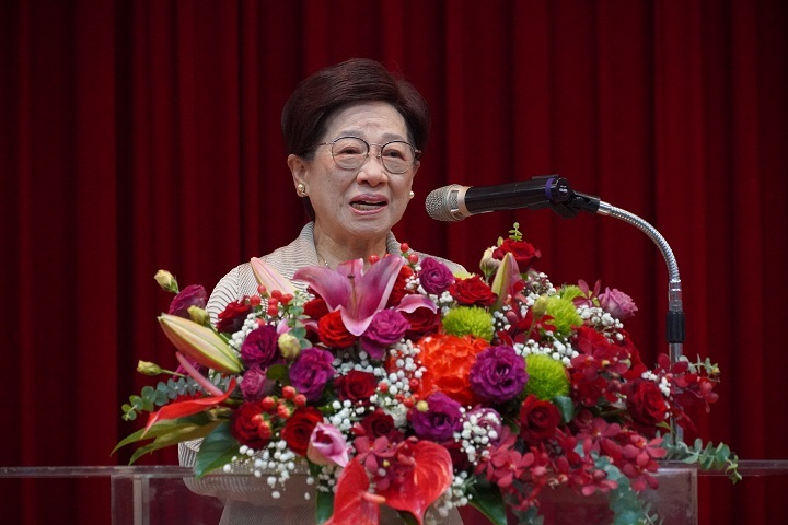 董事長楊洪秋霞於典禮中回顧創校歷程，期盼中華大學在轉型後持續展現教育能量。