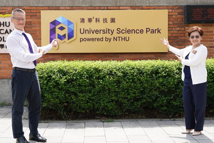 清華大學校長高為元(左)與中華大學董事長楊洪秋霞(右)攜手揭牌,象徵深科技創新生態系正式啟航。