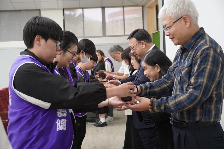書院生奉茶行拜師禮，象徵尊師重道與師徒承諾，體現中華書院「培養自我領導力」的核心理念。