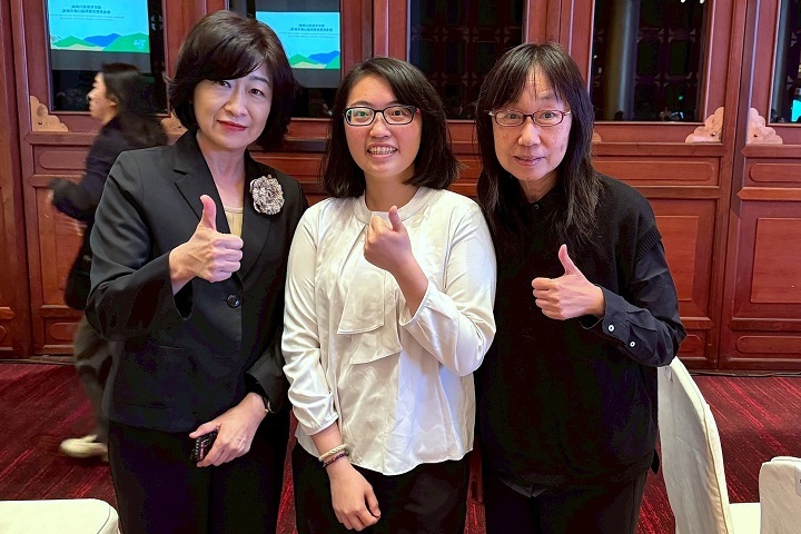 尹文麗表示，獲獎只是起點，未來將持續投入旅館永續發展，為台灣觀光產業盡一份力。（左起為力麗觀光開發公司董事長楊竫如、尹文麗同學及指導老師羅琪）