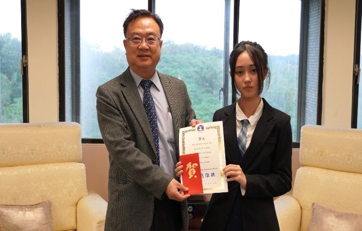圖/中華大學副校長兼研發長游坤明(左)頒獎表揚洪羽函,也鼓勵學生應藉此活動更加認識SDGs。