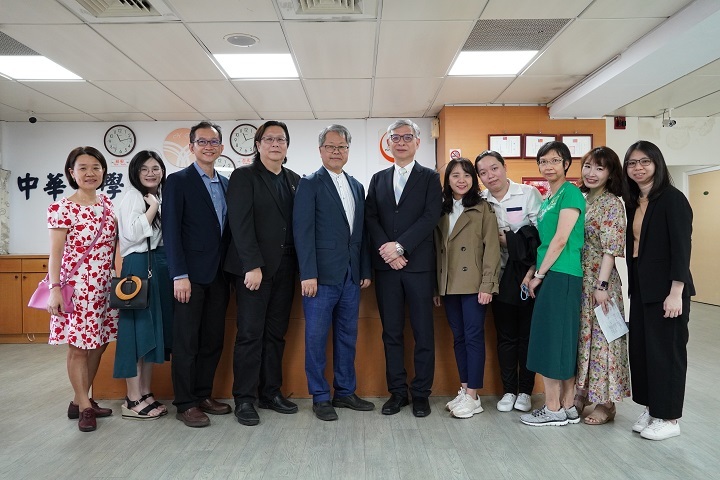 圖∕與中華大學結盟的馬來西亞新紀元大學學院校長莫順宗(左六)率領團隊前來參訪,由中華大學副校長解鴻年(左五)親自接待介紹校園。