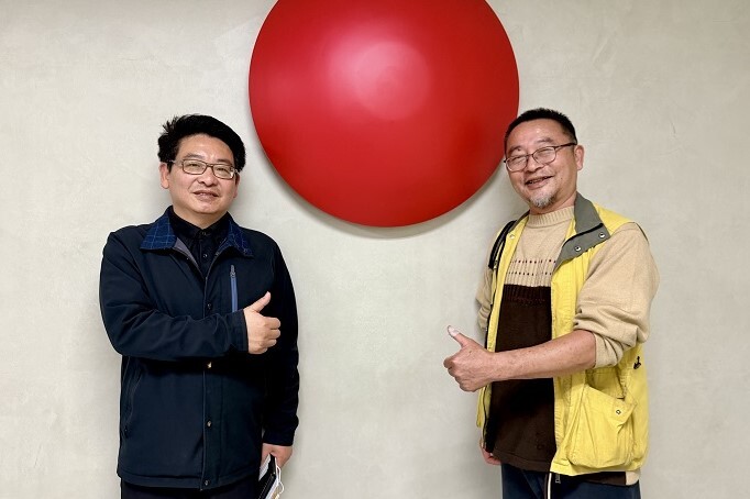 圖／葉于正館長（左）讚許俞曉佩以創意行動拉近藝術與生活距離，讓學生親身體驗藝術魅力，啟發深刻感受與思考。