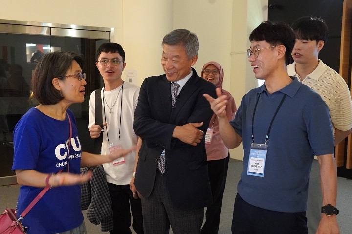 圖／中華大學張馨文院長（左）與韓國東亞大學研究生院宋剛直院長（中間著西裝者），以及金成泰主任（右）相隔多年再見，三人相談甚歡。