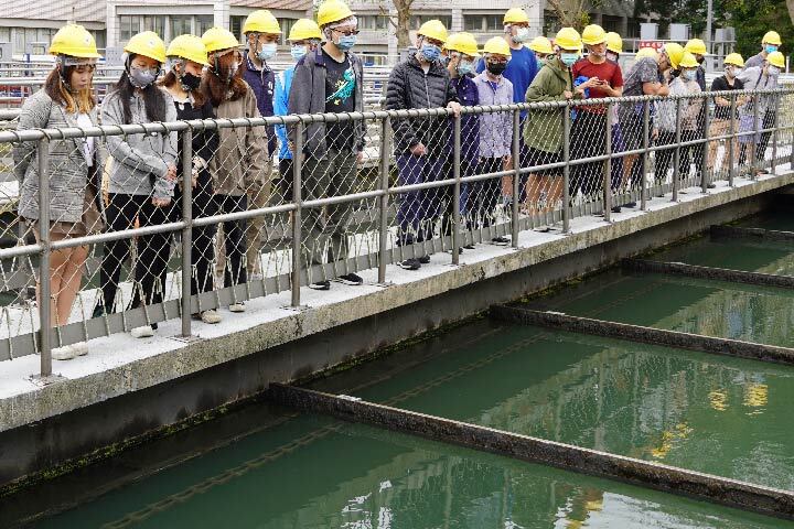 中華大學不僅於校內安裝水表，以量測使用量，同時帶領學生至新竹科學園區管理局污水處理廠參訪。