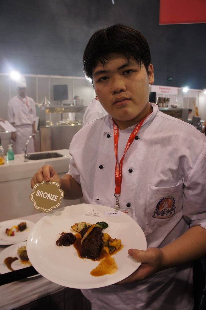  圖/劉家豪大三時參加香港國際美食大賽獲得銅牌，從此打開他的國際視野。
