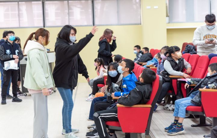 圖/中華大學在資工、應日、電機與機械系共20名志工的帶領下，讓小朋友在遊戲過程中也能有不同的學習體驗。