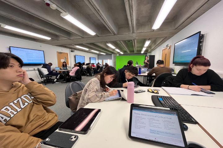 圖/中華大學觀光學院4年前與英國百年名校桑德蘭大學合辦的3+1國際觀光與酒店管理雙學士學位學程，第1屆8名學生即將在今年6月順利取得台英雙學位。
