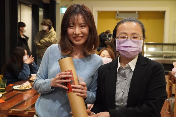圖/日籍生意外抽到獎品，開心與院長簡曉花（右）合影留念。