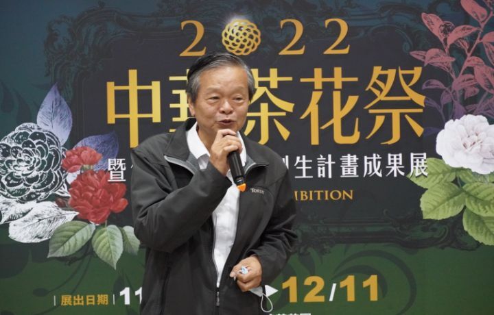 圖/中華民國茶花學會理事長張欽龍,希望中華大學未來能成為台灣第一個被國際茶花協會認證的傑出茶花園區。
