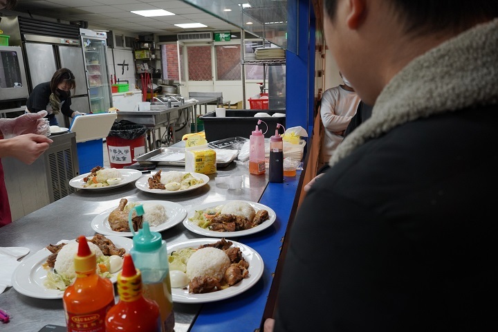 圖/越南菜較清淡爽口不油膩,食堂也特別準備道地的越南辣椒醬和魚露等調味料,供越籍生自行取用。