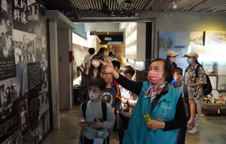 圖/南埔國小學童走讀竹塹城，參觀眷村博物館。