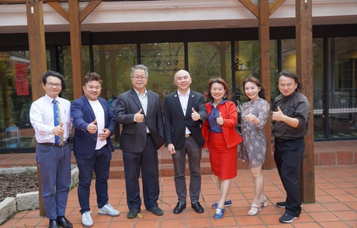 圖/中華大學副校長解鴻年(左3)包下整個包廂,宴請來自馬來西亞的外賓,成為餐廳重新開張後的第一組賓客。