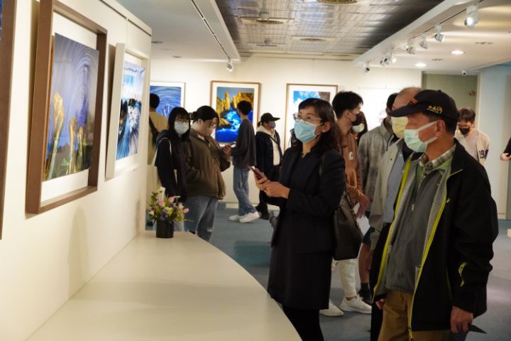 圖/「築光拾影」劉春生攝影個展開幕茶會,現場展出的42幅攝影作品,是劉春生投入攝影創作16年來的精華。