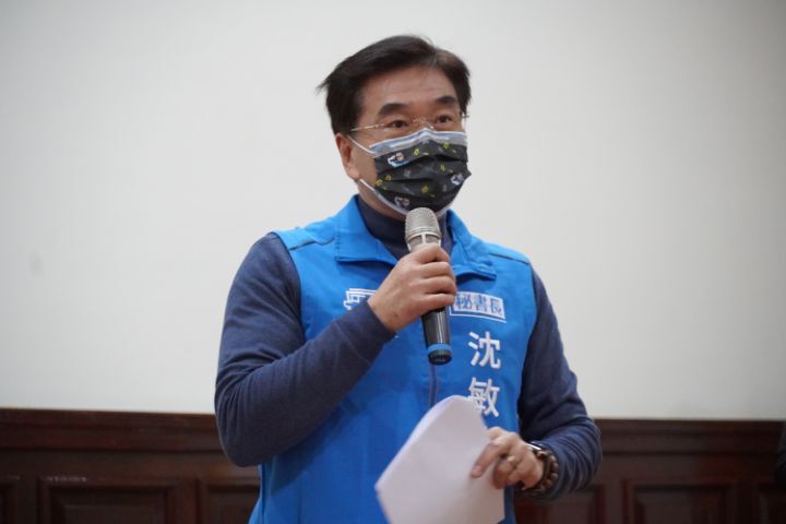 圖/新竹市議會秘書長沈敏欽代表議長許修睿出面接待學生，他希望透過這次活動，讓學生學到更多議事相關知識。