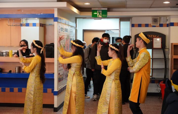 圖/國際美食日活動一開場先由4名越南學生穿著傳統服飾帶來精采的舞蹈表演。
