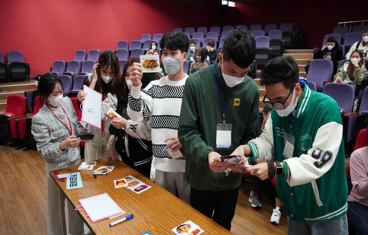 圖/東元集團旗下的摩斯漢堡集結人資、營運和訓練等部門主管,大陣仗到校園徵才,說明會以玩遊戲的輕鬆方式,讓越籍生了解企業特色、工作內容和薪資。