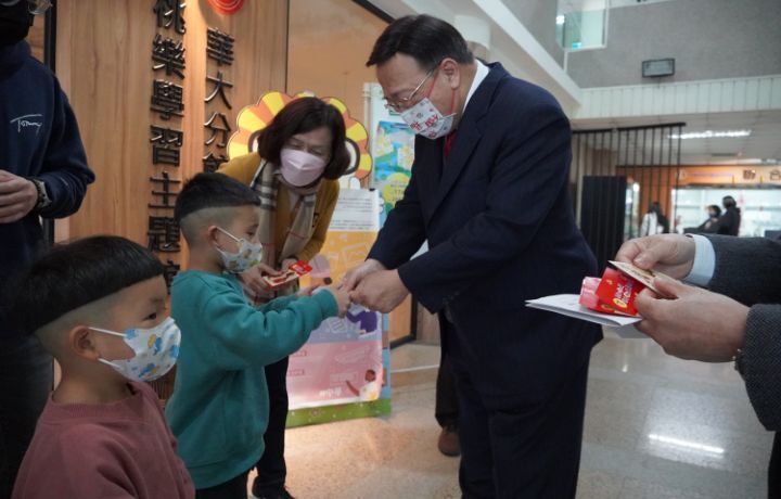 圖/校長劉維琪遇到教職員工的小孩,也開心送上50元硬幣錢母祝福。