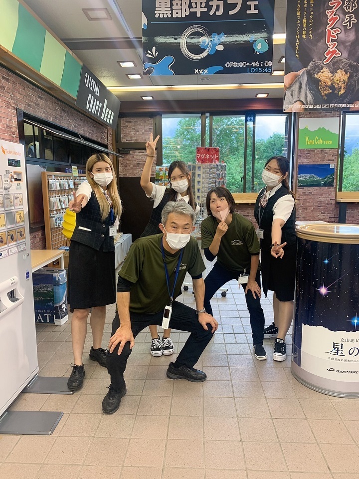 圖/學生在日本富山縣立山町的黑部平與室堂車站販賣部實習，雖然通車很辛苦，但卻覺得很值得。