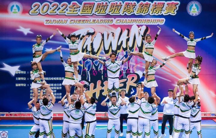 圖/競爭激烈的指定流程大專公開組和一般組，中華大學競技啦啦隊順利脫穎而出，各抱回一座冠軍獎盃。
