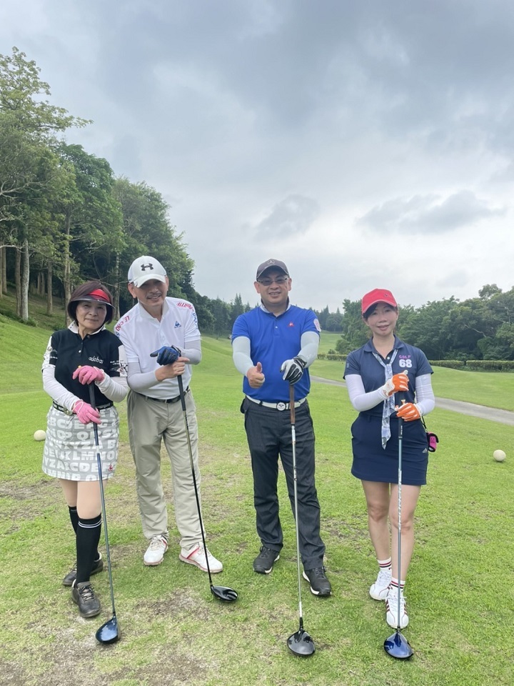 圖/戴義祥（左2）除了快樂享受大學生活外，平時和新竹中央扶輪社友一起打高爾夫球，是他的紓壓方式和最大樂趣。