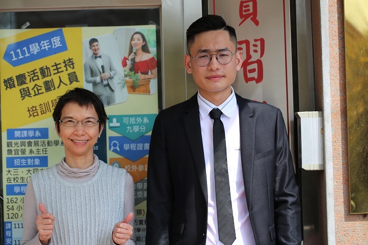 圖/中華大學餐旅系助理教授裴蕾（左）認為，鄒維宸對人生很有想法與目標，並積極努力去實踐它，是很難得的特質。