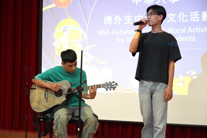 圖/越南同學馬德協、陳平明組成男子團體,上台深情演唱大獲好評!