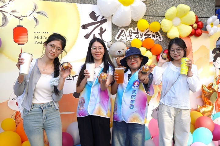 各國學生熱情參與中秋節文化體驗活動,在歡笑交流中體驗臺灣中秋文化並建立跨國情誼。