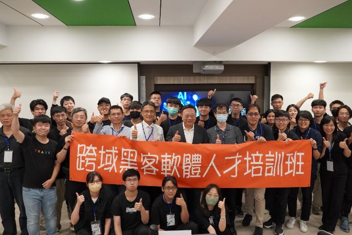 圖/為讓非本科系學生也能有出頭天,中華大學已連續7年舉辦跨域黑客培訓班,積極培養軟體工程師人才,學生結訓後就業率超高,平均薪資高達36K。
