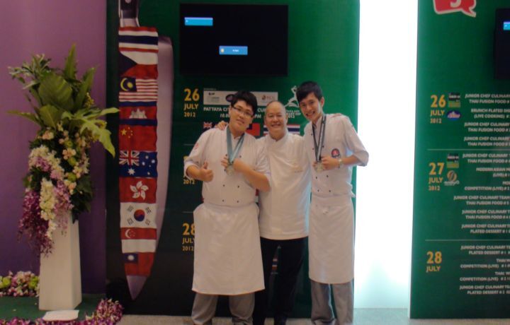圖/劉家豪（左1）大二升大三的暑假，去泰國芭達雅參加廚藝比賽，獲得銀牌最高分，讓前中華大學餐旅系副教授張志騰（左2）留下深刻印象。