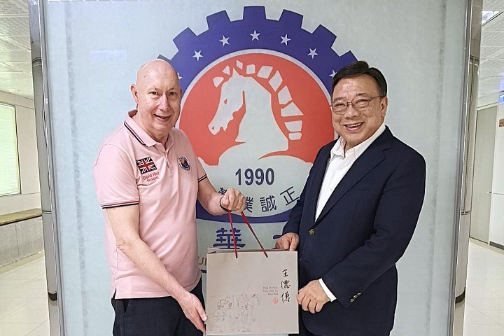 David Hind（左）拜會校長劉維琪（右），雙方就國際教育合作與人才培育議題進行深度交流。