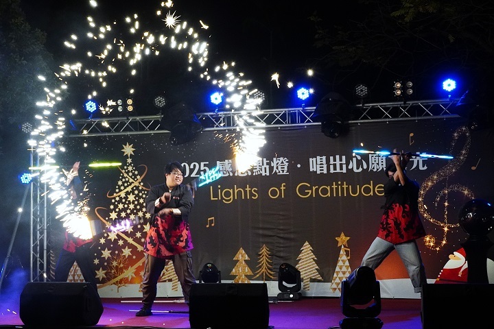 燈火舞動，激情燃燒夜空，點燈盛典瞬間達到高潮。