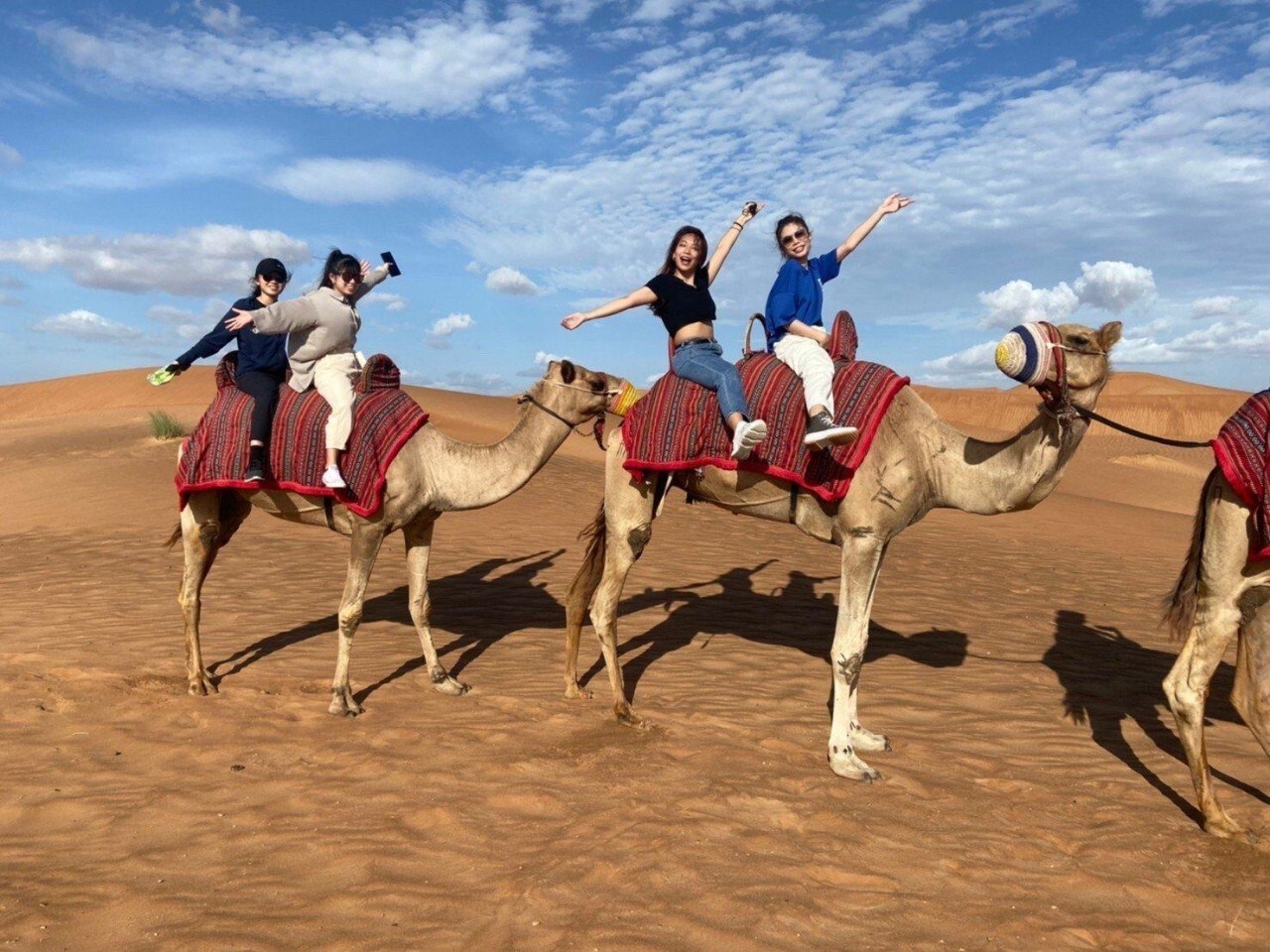 圖／觀光學院碩士班學生在杜拜阿吉曼（Ajman）旅館實習，休假之餘深度遊當地，體驗濃厚的中東民俗風情。