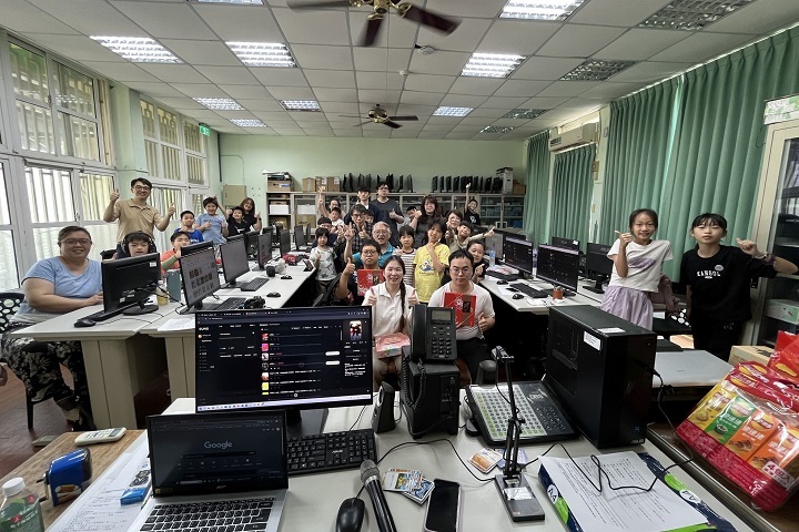 中華大學資訊工程學系師生與僑樂國小師生及家長合影，生成式 AI 科普親子營熱鬧展開，為國小孩子點亮科技學習的起點。