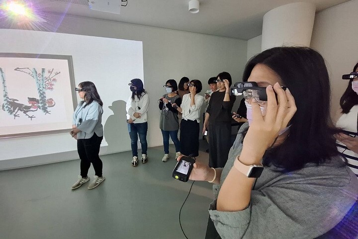 圖／中華大學元宇宙體驗中心讓民眾透過配戴智能眼鏡感受虛實融合的沉浸式體驗。
