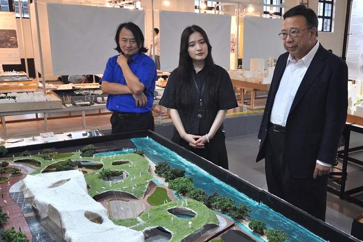 周均玫（中）同學「淡水聚場」作品重塑河岸空間，打造居民與旅客共享的生活場域。