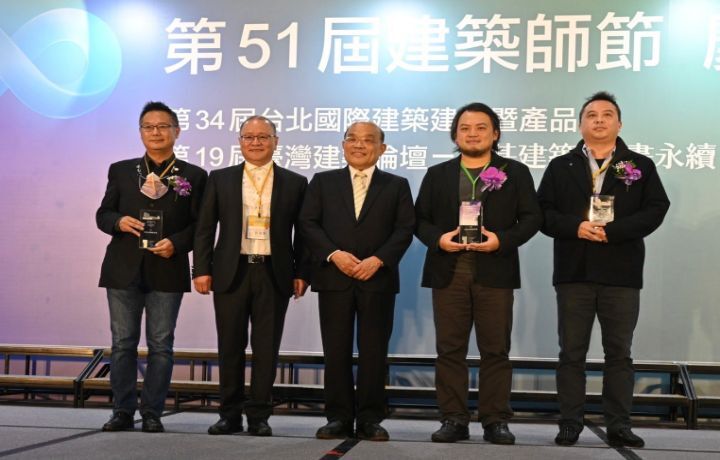 圖/12月10日，潘天壹（右2）出席建築師節慶祝大會，接受行政院長蘇貞昌（右3）頒發台灣建築獎首獎。（圖﹕行政院提供）