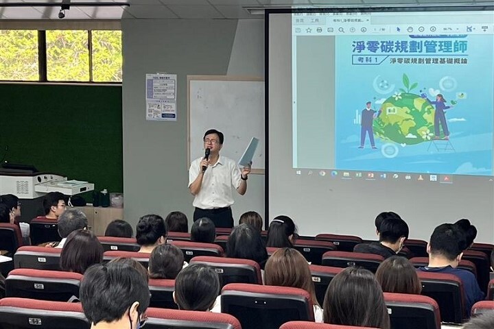 中華大學去年輔導261人考取「淨零碳規劃管理師」證照，彰顯永續教育成果。