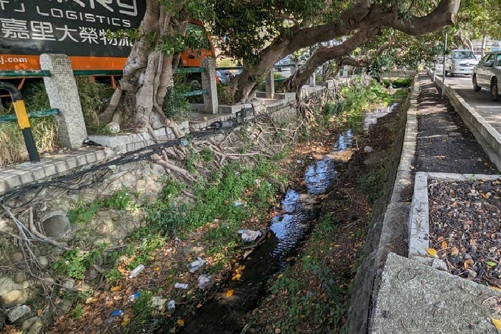 圖／下竹社區內的溝渠原本雜草叢生、垃圾滿地，相當不美觀。（徐鶯嬌提供）