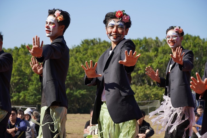 圖／華大觀光學院學士班今年畫上小丑裝創意進場，模樣逗趣又可愛。