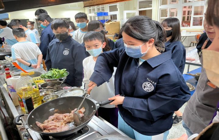 圖/中華大學景觀系與新竹市香山區內湖國中合作，幫助國中生藉由烹飪在地農漁業產品的體驗課程，推廣食農教育。