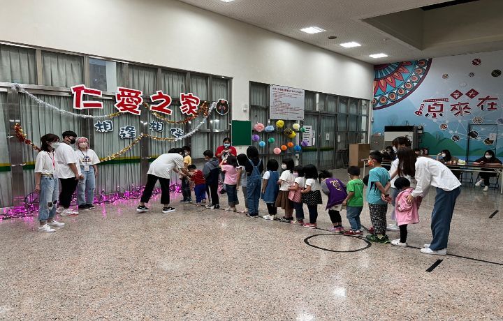 圖/中華大學學生會日前舉辦歲末年終關懷弱勢孩童活動，邀請新竹市仁愛之家近20名孩童到學校，由學生會幹部和志工陪伴度過溫暖的一夜。