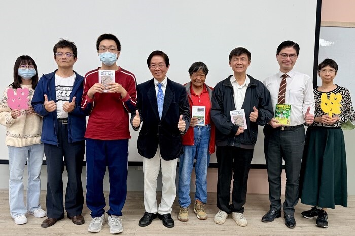 周東寬博士（左四）於Q&A環節，親贈健康著作給踴躍提問的師生，鼓勵從年輕開始實踐預防醫學。