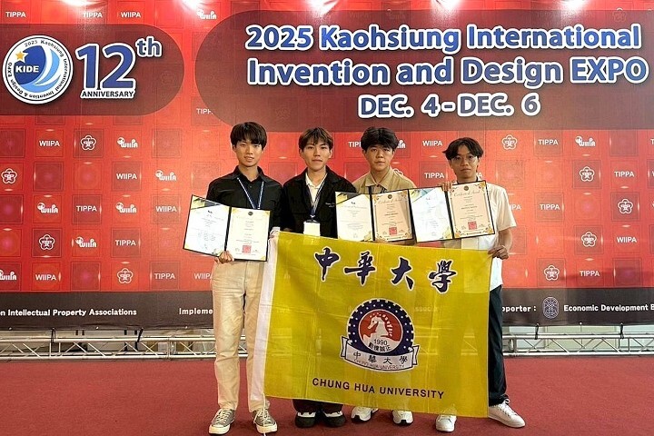 （左起）蔣究寅、蔡子寧、李水奕及張宸維同學分別勇奪高雄國際發明展金銀銅獎，跨域創意驚艷國際舞台！