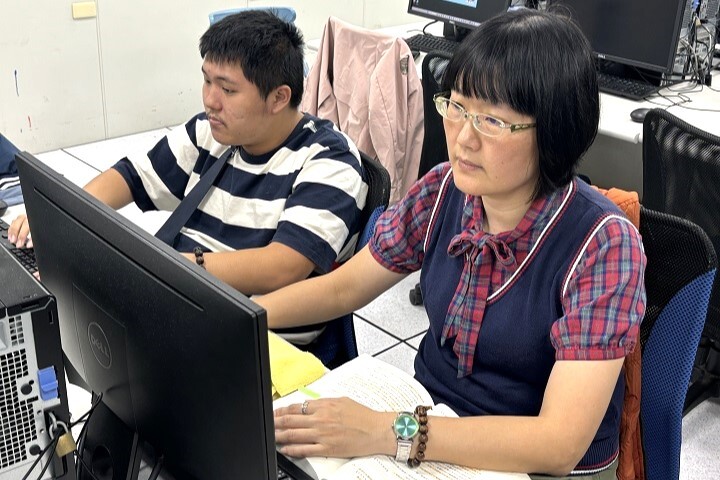 圖/媽媽每週兩次北上新竹,成為兒子的伴讀,用愛陪伴孩子走學習的每一哩路。