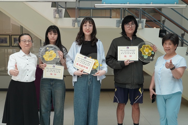 「藝術遇見科技」最佳創作獎由建築系葉幸語(中)獲得,以AI結合材質拼貼呈現創意作品。