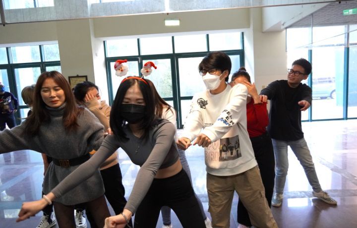 圖/越籍生帶來舞蹈表演，為活動揭開序幕。