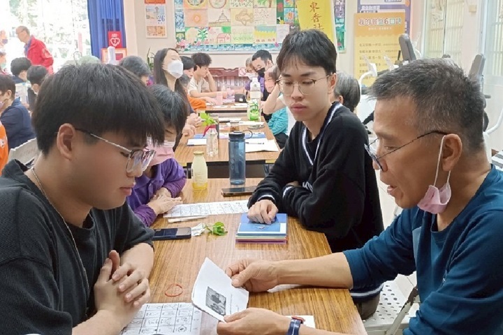 圖／長者黃清樂（右1）很感謝同學們耐心教學，讓長輩們沒有壓力地學習。