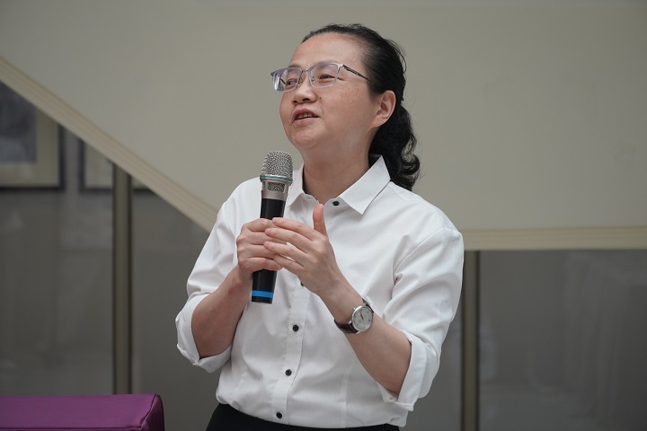 國際人文社會暨智慧商務學院院長簡曉花強調AI時代跨域學習的重要性。