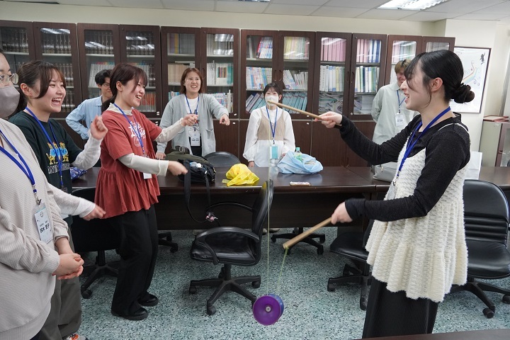 日本學生首次挑戰臺灣傳統技藝「扯鈴」，在學生的實地示範下迅速掌握技巧，體驗動感十足的民俗文化樂趣。